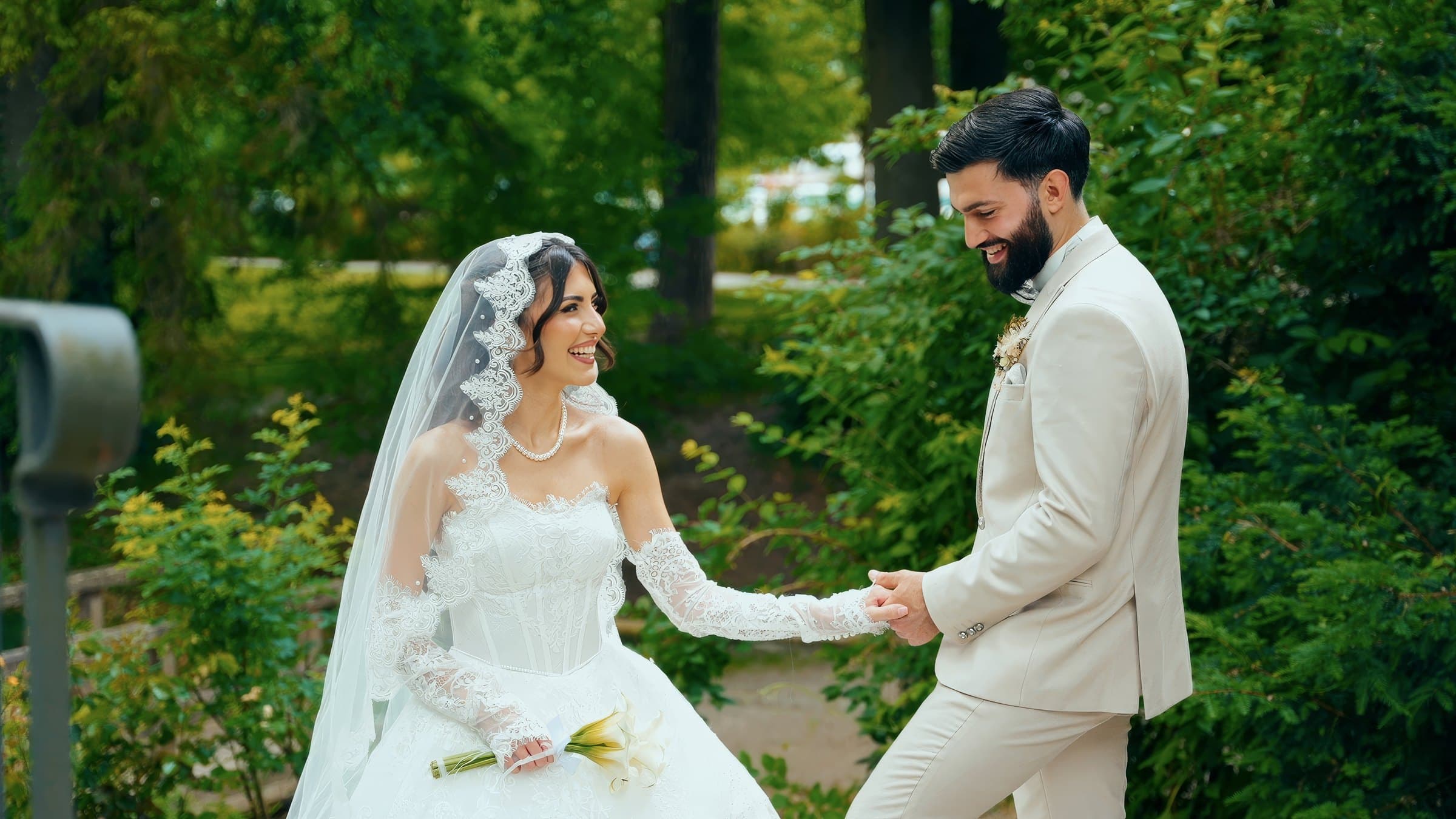Brautpaar Hand in Hand im Park – Hochzeitsfotografie München